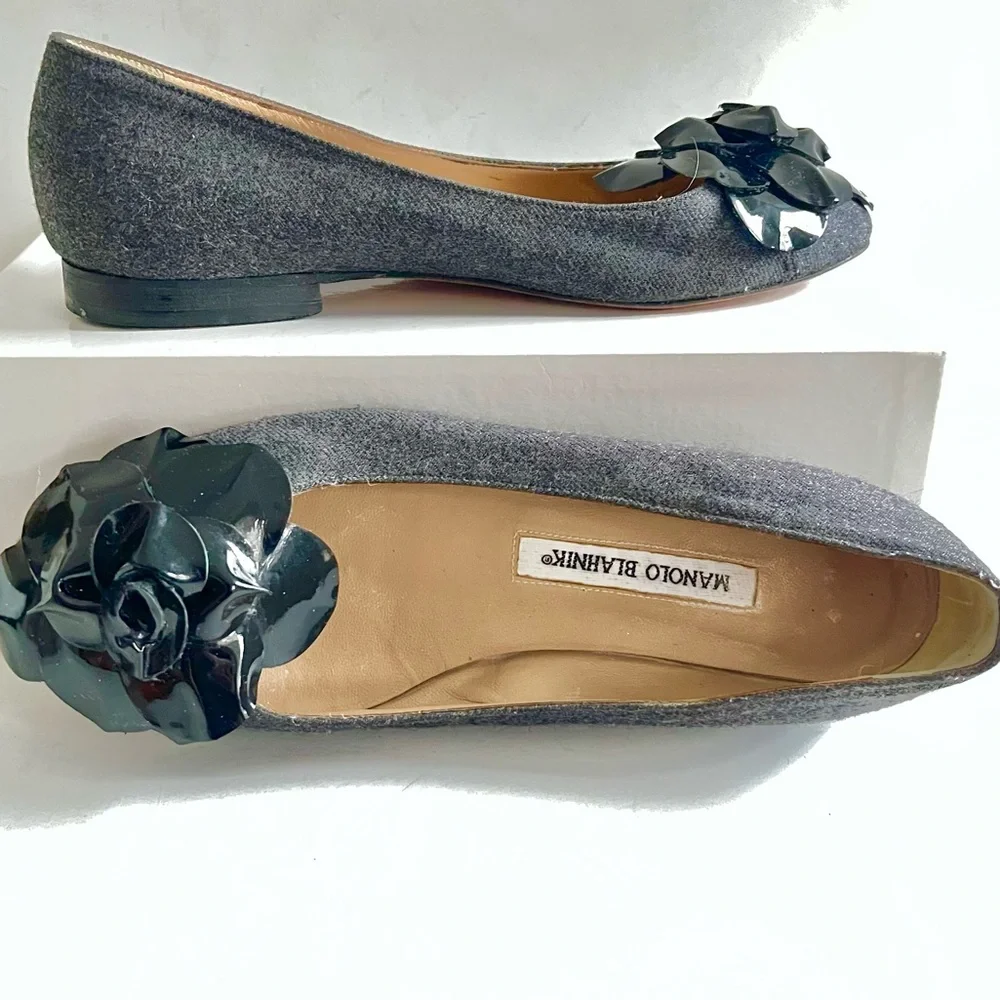 Manolo Blahnik gray flannel flats with black patent flower 38